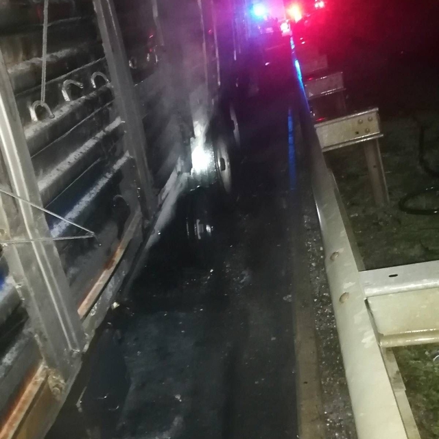 Seyir halindeki çekici alev aldı