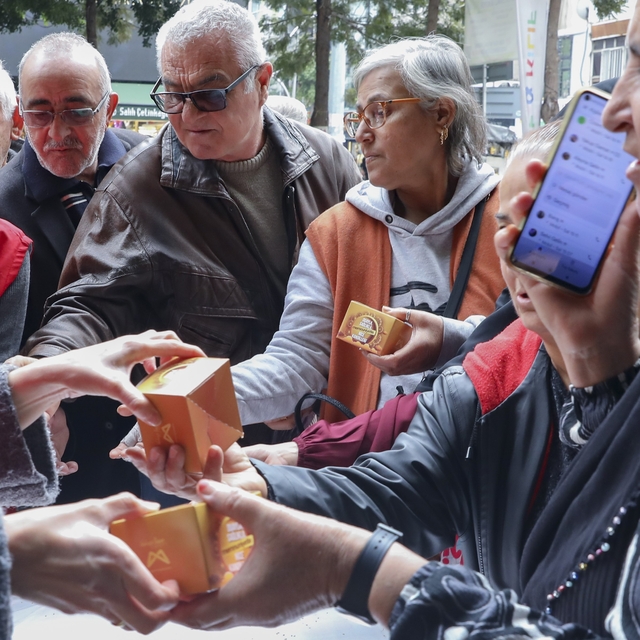 Mersin'de Regaip Kandilinde 15 bin kandil simidi dağıtıldı