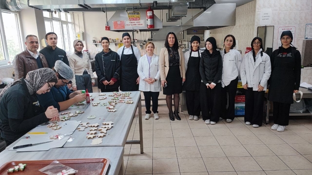 Halka açık kafede öğrenciler hem öğreniyor hem üretiyor