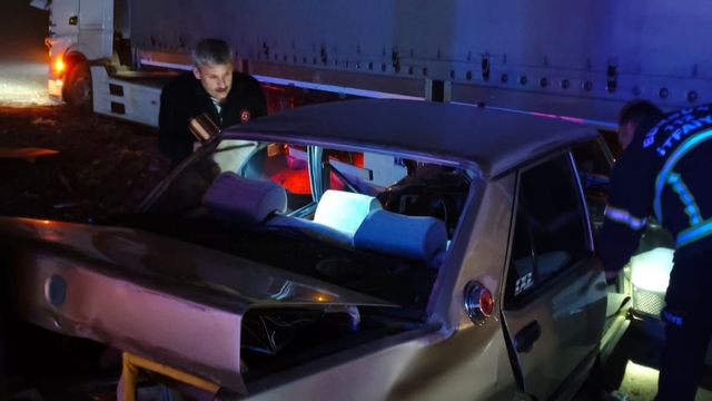 Tır ile çarpışan TOFAŞ hurdaya döndü
Otomobilde bulunan 2 kişi itfaiye ekipleri tarafından kurtarıldı
