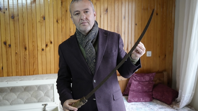 700 yıllık emanet nesilden nesile korunuyor
Güvenç Abdal'a ait kılıç ve zırh gömleği, 700 yılı aşkın süredir Gümüşhane'deki torunları tarafından korunuyor