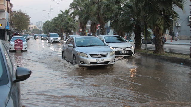 Adana'da patlayan içme suyu borusu sokakları göle çevirdi