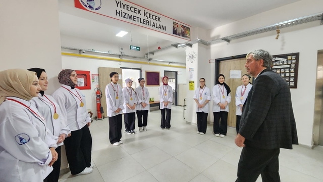 Müdür Yılmaz'dan uluslararası yarışmada derece elde eden öğrencilere tebrik