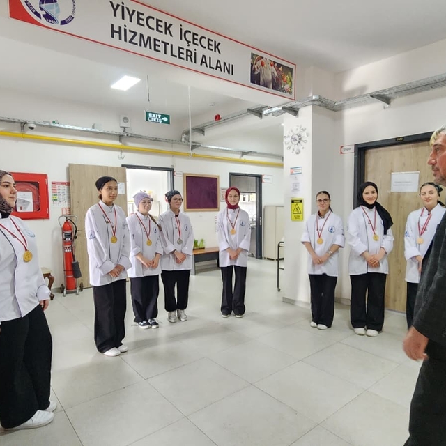 Müdür Yılmaz'dan uluslararası yarışmada derece elde eden öğrencilere tebrik