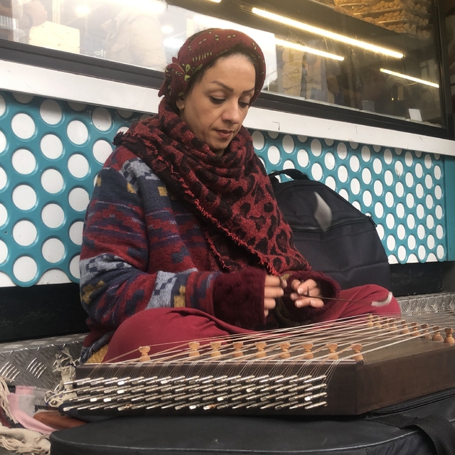 Sıra dışı müzik aleti ile sokakta sanatını devam ettiriyor