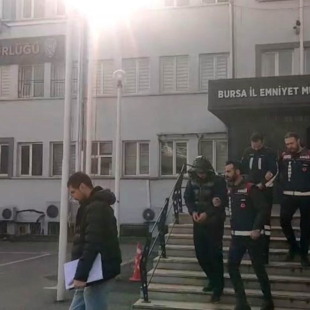 "Adınız FETÖ soruşturmasında" yalanıyla 1,5 milyonluk vurgun
Sahte savcı ve...