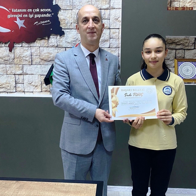 Hisarcık'ta şiir yarışmasında il birincisi olan öğrenci ödüllendirildi