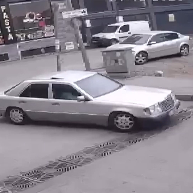 Husumetlilerinin üzerine otomobil sürüp, zorla araca bindirmeye çalıştı