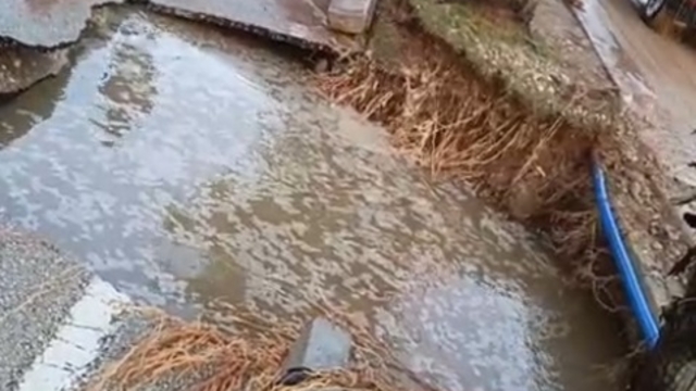 Adana'da içme suyu borusu patladı; 3 mahalle sular altında kaldı, yol çöktü