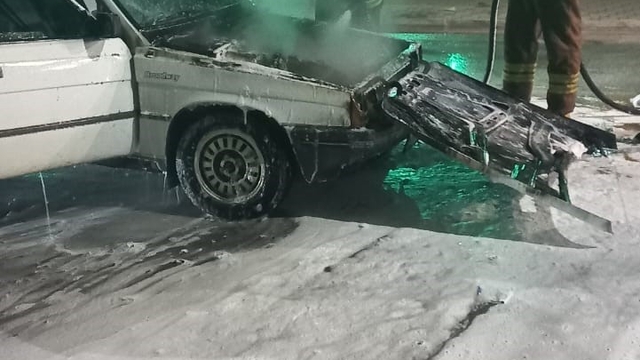 Seyir halindeki otomobil alevlere teslim oldu