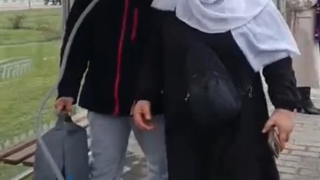 Vatandaşın, yalan söyleyerek dilendiği iddia edilen kadınla ilginç tartışması
Öğretmenin 4 ay arayla 2 defa tartıştığı ve cep telefonu kamerasıyla kaydedilen ilginç görüntüler sosyal medyada gündem oldu
Sokak ortasında, "Eskişehir'in dolandırıcısı burada" diye bağırdı
O görüntüleri kaydeden vatandaş, ilginç olayın detaylarını anlattı
"Bir uyku cihazıyla akciğer kanserine karşı mücadele etmek mümkün değil"
"Çevreden tepki toplayıp olayı benim üzerime yıkmaya çalıştı"
"Yetkililerin olayı görmesi için sosyal medyada paylaşım yaptım"