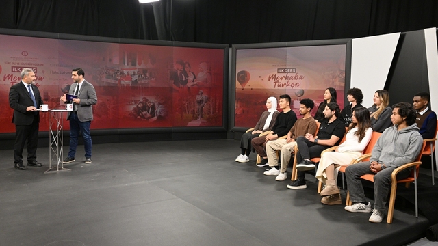 Dünyasının 123 ülkesindeki yaklaşık 4 bin öğrenci Türkçeye 'Merhaba' dedi
Rektör Adıgüzel, Türk Dili ve Kültürü Programı'nın ilk dersinde öğrencilerle buluştu
Eskişehir Anadolu Üniversitesi Rektörü Prof. Dr. Yusuf Adıgüzel;
"Dünyanın dört bir yanındaki Türkçe öğrenmek isteyen herkese ulaşmayı hedefliyoruz"