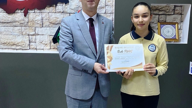 Hisarcık'ta şiir yarışmasında il birincisi olan öğrenci ödüllendirildi