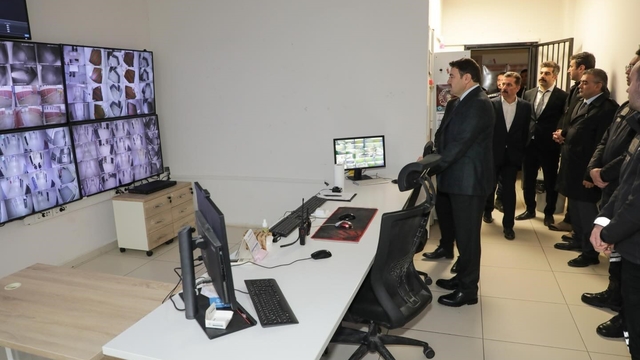 Vali Işın'dan İl Göç İdaresi Müdürlüğü Geri Gönderme Merkezi'nde denetim