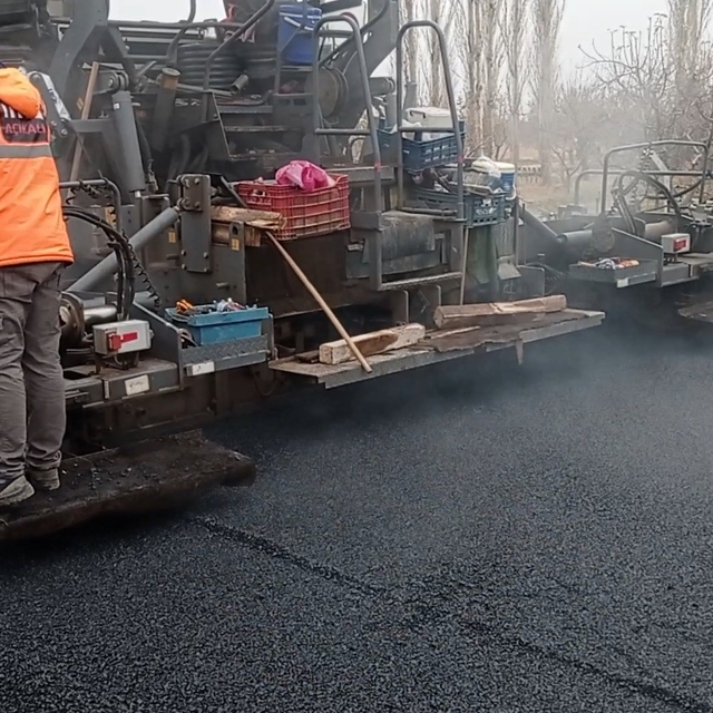 Sultan Sazlığı yoluna sıcak asfalt serimi yapıldı