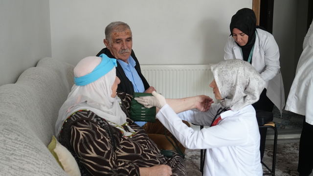 Muş'ta sağlık ekipleri hastalıkların erken teşhisi için köy köy dolaşıyor