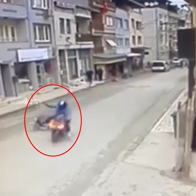 Yayaya çarpan motosikletli kaza sonrası kaçtı; o anlar kamerada