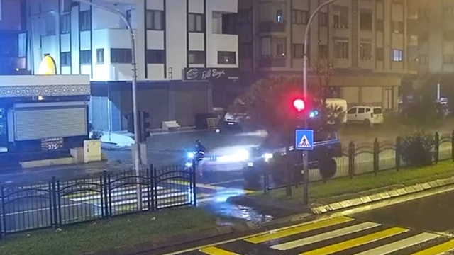 Ehliyetsiz sürücünün kullandığı otomobilin motosiklete çarptığı kaza kamerada; 1 ölü