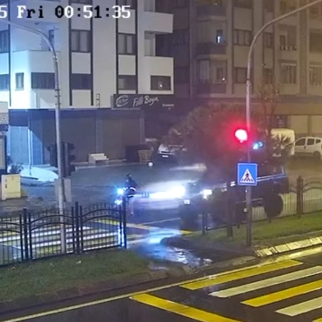 Ehliyetsiz sürücünün kullandığı otomobilin motosiklete çarptığı kaza kamera...