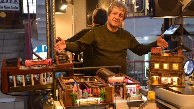 Pandemide maket yapımını öğrendi, 25 bin objeyle çocukluğunun geçtiği sinema ve çevresini ortaya çıkardı