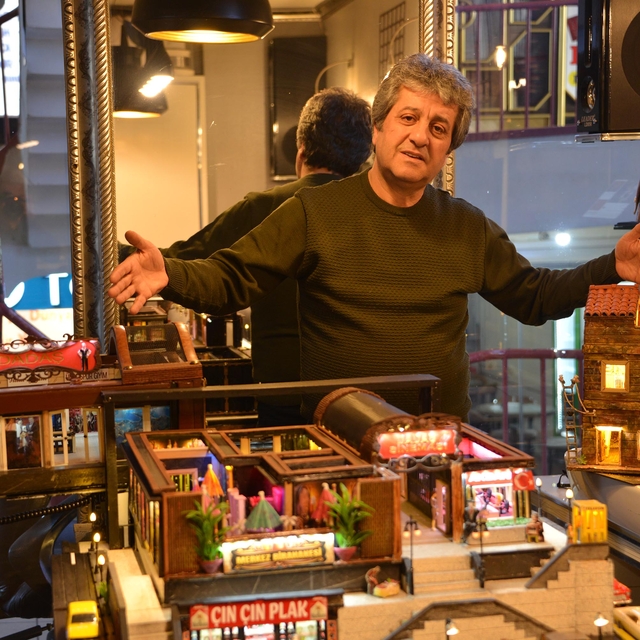 Pandemide maket yapımını öğrendi, 25 bin objeyle çocukluğunun geçtiği sinem...