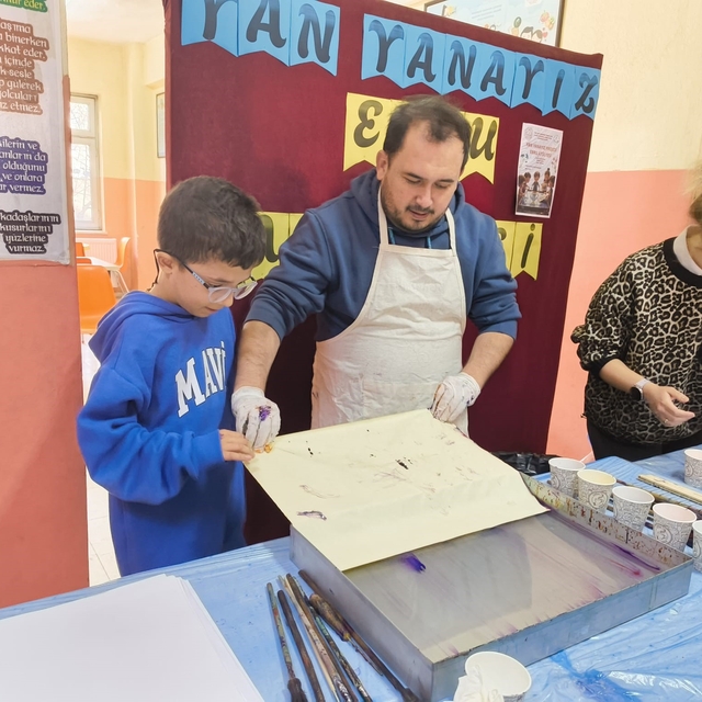 Muğlalı öğrenciler ebru sanatıyla tanıştı