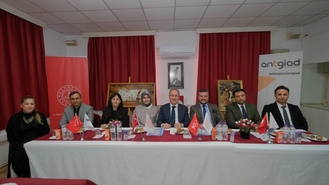 ANTGİAD'dan istihdama katkı
İstihdam Garantili Meslek Edindirme Kursu'nu tamamlayanlar sertifikalarını aldı