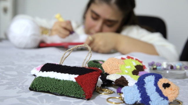 Doğuştan engelli Bengisu "panç nakışı" yaparak hayatına renk katıyor