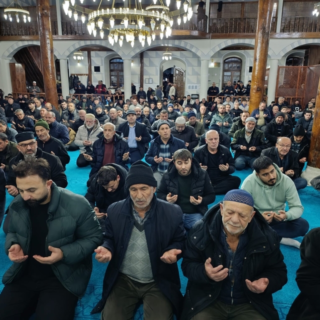 Emirdağ Çarşı Camii'nde 'Regaip Kandili' özel programı gerçekleştirildi