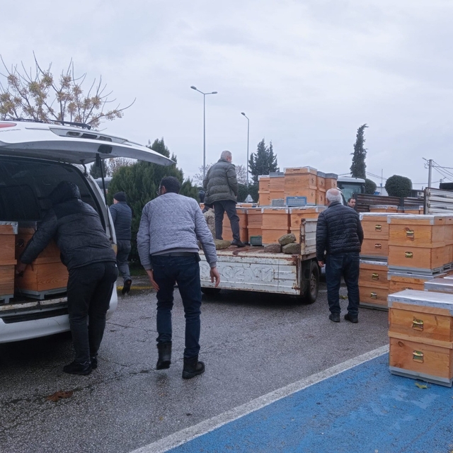 Babaeski'de üreticilere arı kovanı dağıtıldı