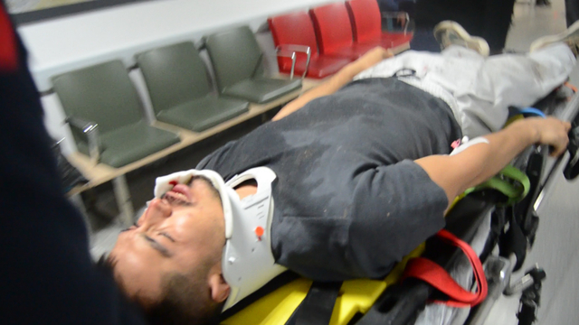 Anahtarı unuttuğu eve balkondan girmek isterken düşüp, yaralandı