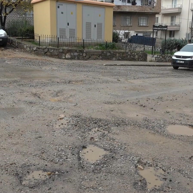 Milas'ta yağış sonrası yollar çamura döndü