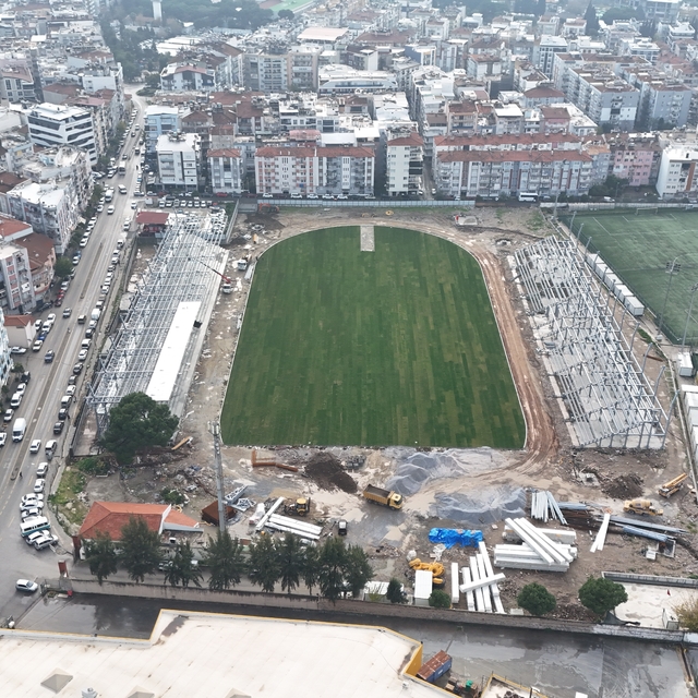 Adnan Menderes Stadyumu'nda çim serildi