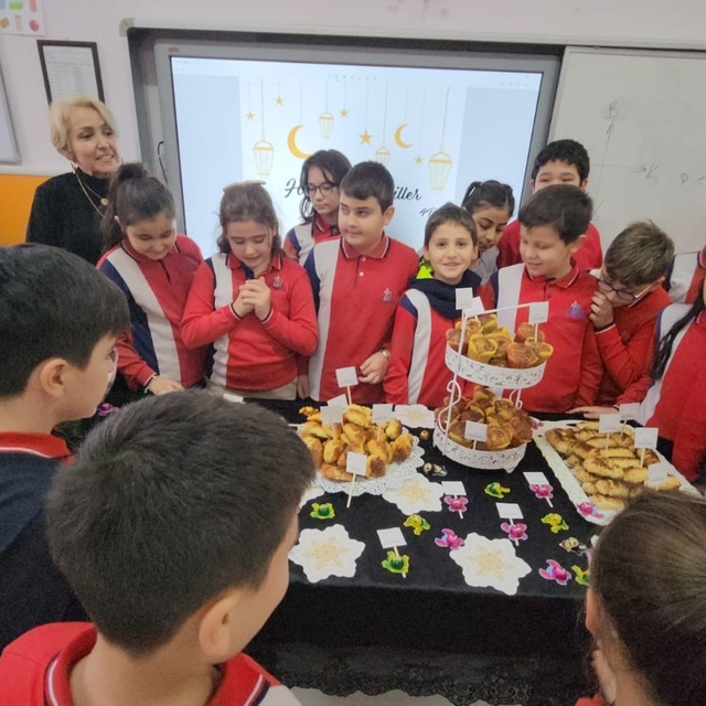 İlkokul öğrencileri sınıfta Regaip Kandili kutlaması yaptı