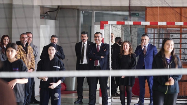 Milli Eğitim Bakanı Tekin, Adana'da lise ziyaret etti