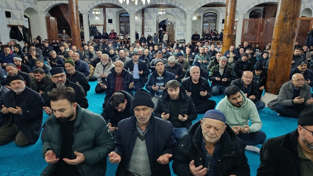 Emirdağ Çarşı Camii'nde 'Regaip Kandili' özel programı gerçekleştirildi