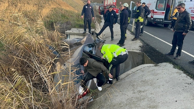 Tekirdağ'da su kanalına düşen otomobildeki çift yaralandı