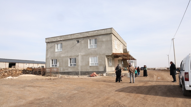 Bir kadının öldüğü, bir çocuğun ağır yaralandığı saldırının altında "sosyal medya paylaşımı" olduğu ileri sürüldü
Eve düzenlenen silahlı saldırıdan sağ kurtulan kadın o anları anlattı