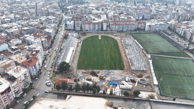 Adnan Menderes Stadyumu'nda çim serildi