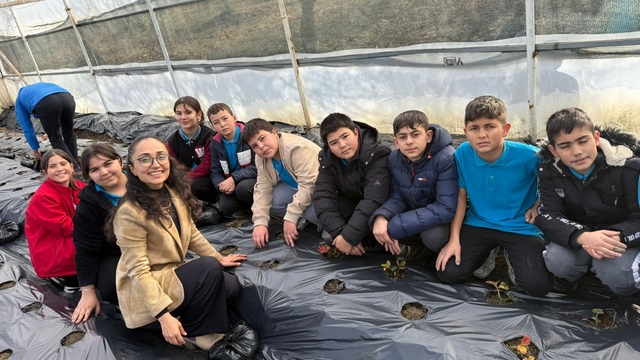 Gördes'te çilekler engelliler için yetişecek
Gördes'te "Sevgimizi Seramızda Büyütüyoruz" projesi kapsamında çilek dikimi yapıldı