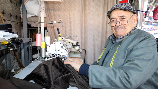 Çocuklarının ısrarına rağmen 78 yıldır sürdürdüğü terzilik mesleğini bırakmıyor
