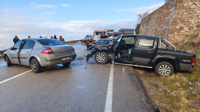 Isparta'da otomobille ticari aracın çarpıştığı kazada 2 kişi yaralandı