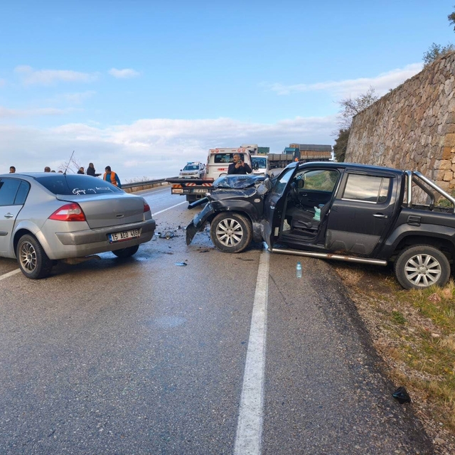 Eğirdir'de iki otomobil çarpıştı, sürücüler yaralandı