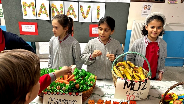 Gelibolu'da öğrencilerin açtığı "dürüstlük manavı"nın geliri Gazzeli çocuklara gönderilecek