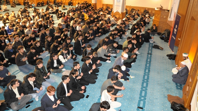 Balıkesir'de üniversite öğrencileri Kampüs Camisi'nde buluştu