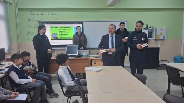 Öğrencilere Kur'an-ı Kerim hediye edildi