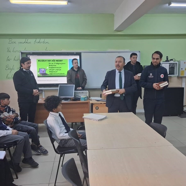 Öğrencilere Kur'an-ı Kerim hediye edildi