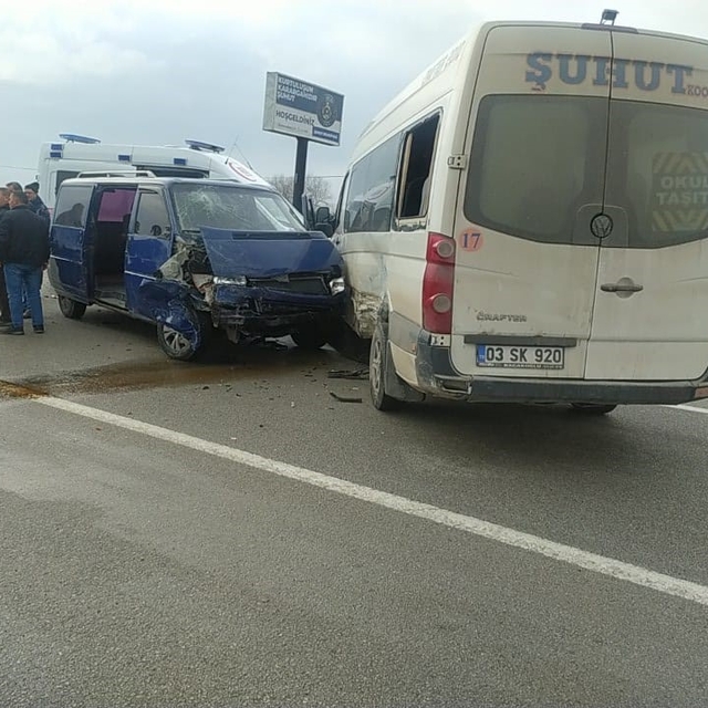 Minibüslerin çarpıştığı kazada 7 kişi yaralandı