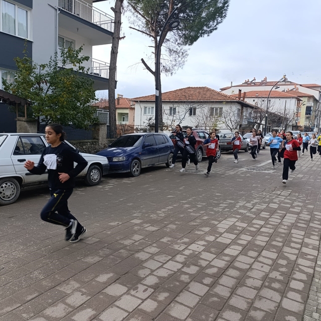 Selendi'de kros yarışı nefes kesti