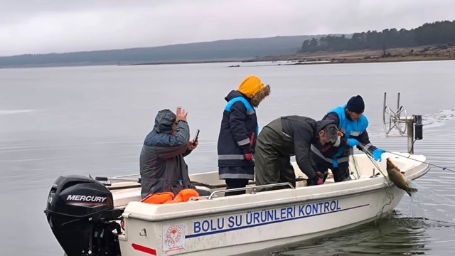 Bolu'da gölün ortasında 500 metrelik kaçak ağ ele geçirildi